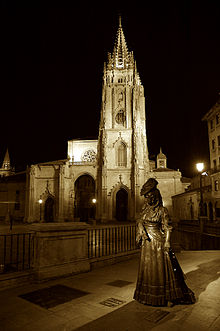 Escultura dedicada a La Regenta y la catedral de San Salvador