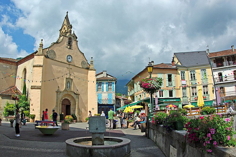 File:La façade de l'église St-Étienne de Seix (Ariège).jpg