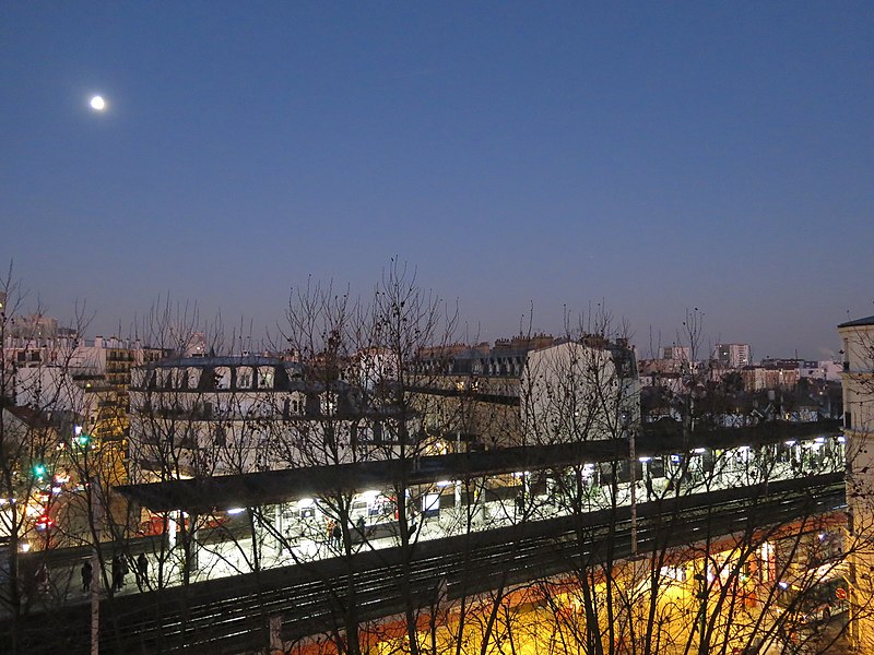 File:La gare de Colombes sous la lune.jpg