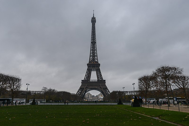 File:La tour Eiffel with more realistic dimensions (22425430896).jpg