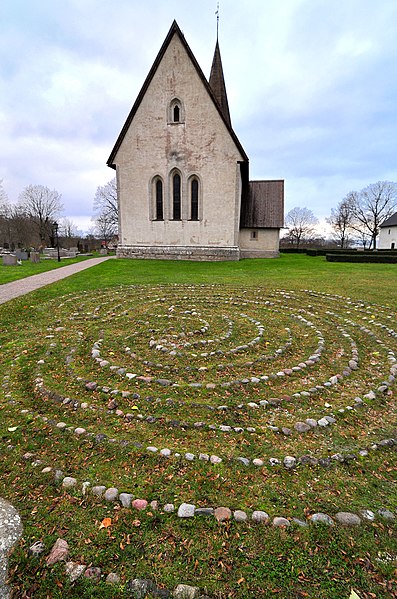 File:Labyrint vid, Fröjels kyrka, Gotland.jpg