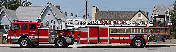 Als Tiller Truck aufgebaute Drehleiter der Feuerwehr von Los Angeles. Der Tillerman hat seinen Arbeitsplatz in der Kabine ganz rechts im Bild.