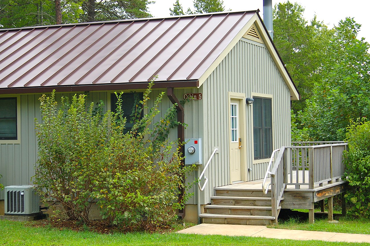 File:Lake Anna cabins (8743712684).jpg - Wikimedia Commons