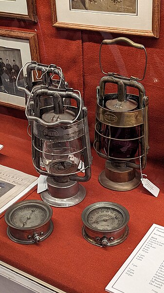 File:Lanterns (Dietz) and pressure gauges (American-LaFrance) - San Francisco Fire Department Museum, San Francisco, CA - PXL 20230825 210149683.jpg