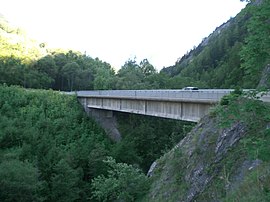 Saint-Jean-de-Belleville'e giden köprü