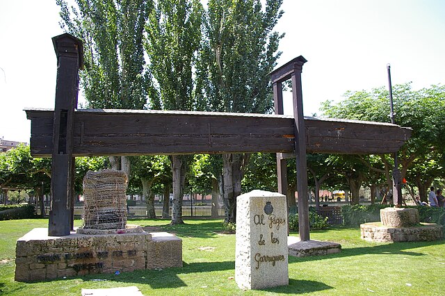 Monumento aos camponeses de Garrigues, constituído por uma prensa de azeite