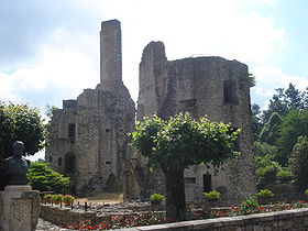 Les Cars (Haute-Vienne, Fr), ruines du château.JPG