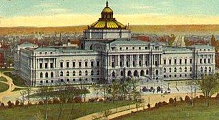 Library of Congress  (Jeffersonbygningen) ved begyndelsen af det 20. århundrede, set fra  kongresbygningen og mod sydøst med bydelen Capitol Hill og Pennsylvania Avenue i  baggrunden