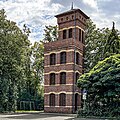 Schlauchturm einer Feuerwehr und Wappenstein am benachbarten Feuerwehrgebäude