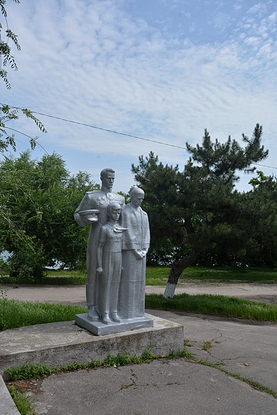 File:Liubymivka-2017 Memorial Sign in Honour of WW2 Warriors 02 (YDS 2546).jpg