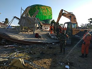 Lombok earthquake mosque ruin evacuation.jpg