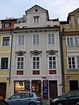 Měšťanský_dům_U_Tří_červených_lvích_hlav_(Hradčany),_Praha_1,_Pohořelec_4,_Hradčany.JPG