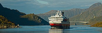 MS Nordnorge, um dos 14 navios que fazem parte da linha marítima Hurtigruten navegando pelo estreito de Raftsundet, próximo de Hadsel, condado de Nordland, Noruega. (definição 6 000 × 1 933)