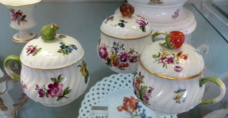 File:Meissen, 1740-1763 ca., tazzine con coperchio con decoro floreale 01.JPG