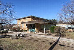 Memorial Spaulding Elementary School Memorial Spaulding School, Oak Hill MA.jpg