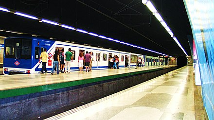 Кольцевая линия мадрид. Plaza elíptica (Madrid Metro). Метро Мадрида поезда. Линия 10 метро Мадрид. Мадридский метрополитен вагон.