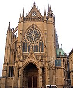 Facciata occidentale col portale neogotico e la vetrata di de Münster