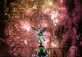 Фейерверк в Мехико ровно в полночь в день Нового года (2013 год)
