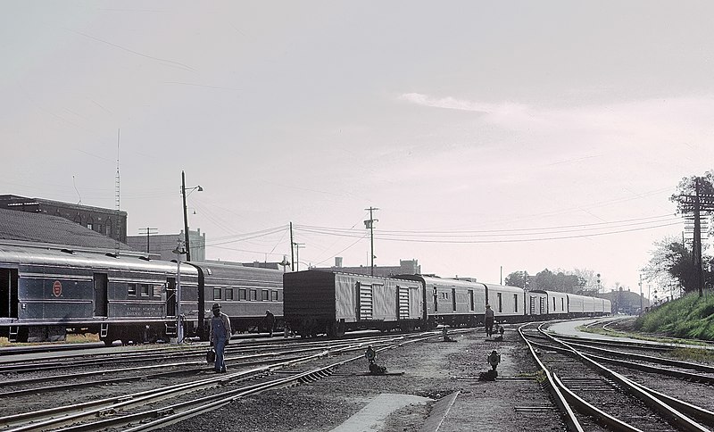 File:Missouri Pacific Texas Eagle at Palestine, TX on September 6, 1966.jpg