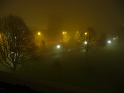 Mist in nachtelijke buitenwijk stad