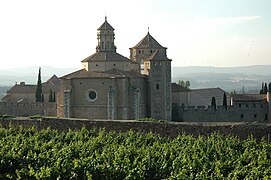 Monastère de Poblet au milieu des vignes.