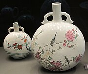 Måneflasker i famille rose, Jingdezhen, Yongzheng regjeringstid (1723–35)