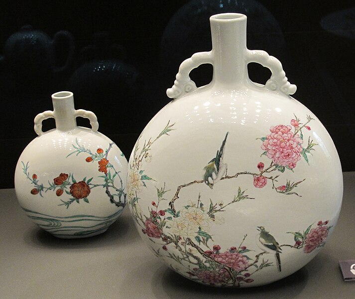 File:Moon flasks. Famille rose. Qing 1723-35. Sir Percival David Collection, British Museum.jpg