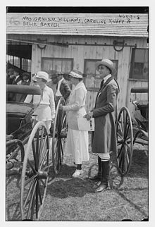 Paní Graham Williamsová, Caroline Knappová a Belle Baruchová 20. července 1918 v Islipu v New Yorku.jpg