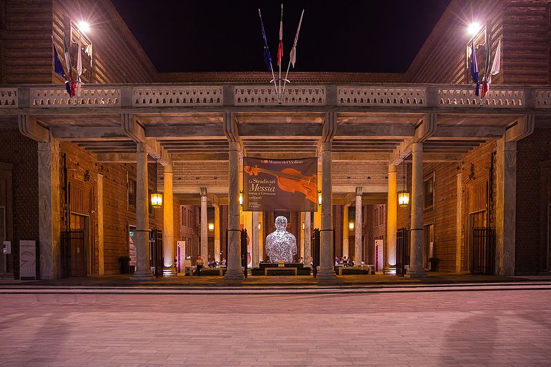 File:Museo del Violino (facciata esterna centrale notturna).jpg