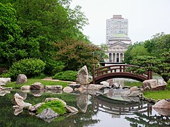 Le ponton en bois du jardin japonais.