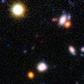 הגלקסיה NTTDF-474 היא אחת מתוך חמש גלקסיות ששימשו לשרטוט ציר הזמן של איוניזציה מחדש של היקום. התמונה צולמה על ידי הטלסקופ הגדול מאוד של ESO.[9]