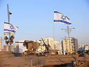 Israeliese vlae by ’n sekuriteitsuitstalling in Risjon LeSion gedurende die vierings van die 60ste Onafhanklikheidsdag van Israel