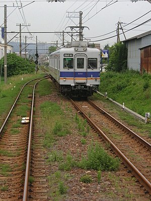 梶取信号所を通過する2200系・加太行き列車