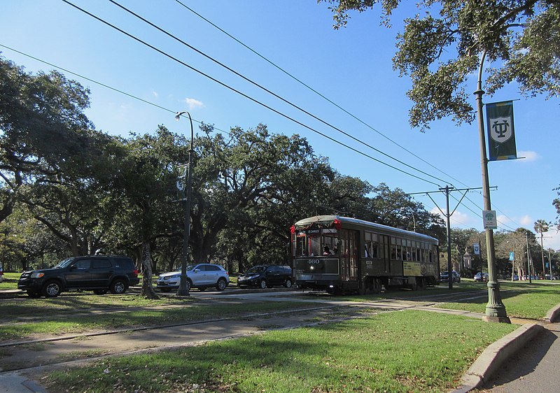 File:New Orleans Streetcar 460 passes in front of Audubon Park, New Orleans, December 2022 - 02.jpg