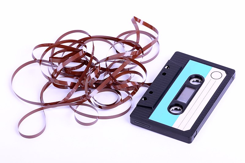 File:Noname blank compact cassette, loose tape (1).jpg