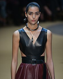 Nora Attal di Alexander McQueen Jatuh di musim Dingin 2018.jpg