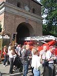 Nostalgitur genom porten under Halmstads 700-årsjubileum, Vågspel 2007, med tillfälligt återuppsatt ljussignal och en rikstelefonkiosk.