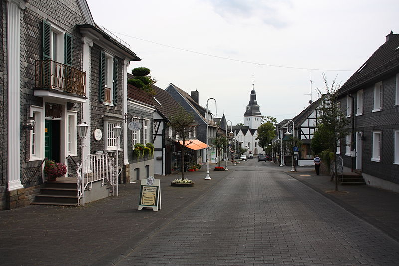 File:Nuembrecht Hauptstraße.JPG