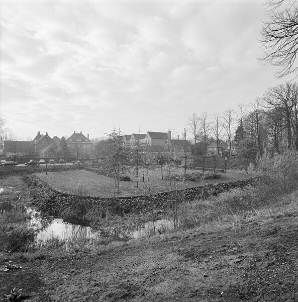 File:Overzicht grasveld, deel van de vestingwerken van Ravenstein - Ravenstein - 20338679 - RCE.jpg