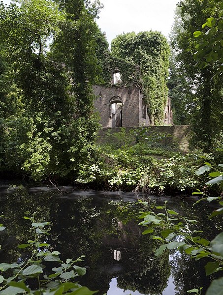 File:Overzicht van de westzijde van de kasteelruïne met de buitengracht op de voorgrond - Asten - 20535917 - RCE.jpg