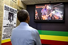 Le président des États-Unis Barack Obama devant les documentaires du musée Bob Marley, Kingston, 2015.