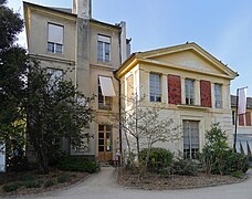 Casa de Cuvier (izquierda), en la que en 1896 Henri Becquerel descubrió la radiactividad (a la derecha el frontón izquierdo del edificio de la ballena)