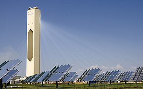 Le rayonnement solaire est concentré depuis les heliostats sur la tour solaire de la centrale solaire PS10.