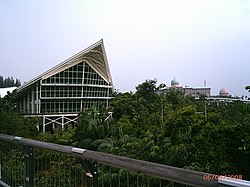 Pandangan dari jambatan kayu dalam Taman Botani. (L-R) Pejabat Taman Botani, Perdana Putra (Pejabat Perdana Menteri), Masjid Putrajaya - panoramio.jpg