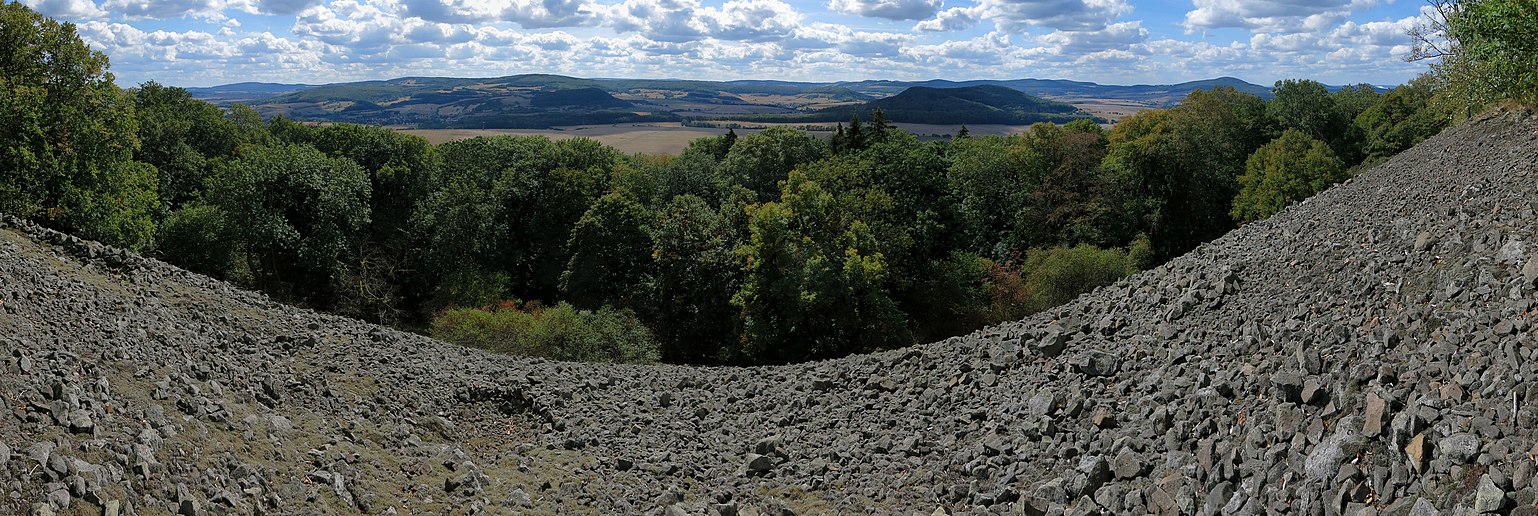 Blick über die Blockhalde in die Rhön