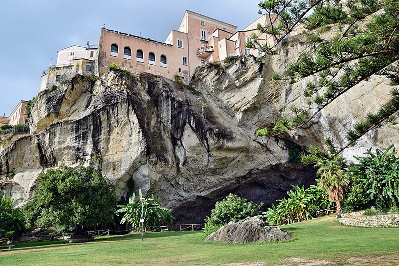 File:Parco della Grotta 1.jpg