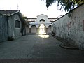 Ruelle depuis la Cathédrale avec au fond le marché du 18 juillet.