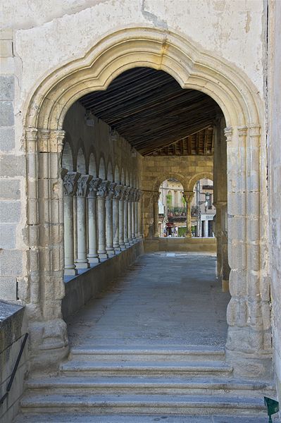 File:Patio église San Martin Segovia.jpg