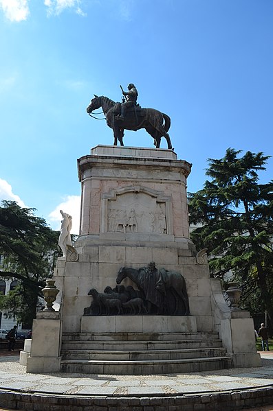 File:Plaza Zabala 6.jpg