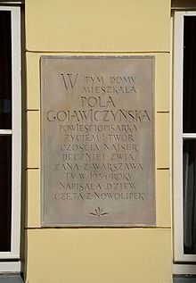 Plaque commémorative de Pola Gojawiczyńska au 6/8 de la rue Brzozowa à Varsovie